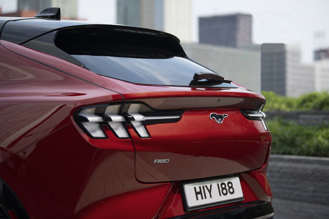 Ford Mustanga Mach-E (z tyłu)