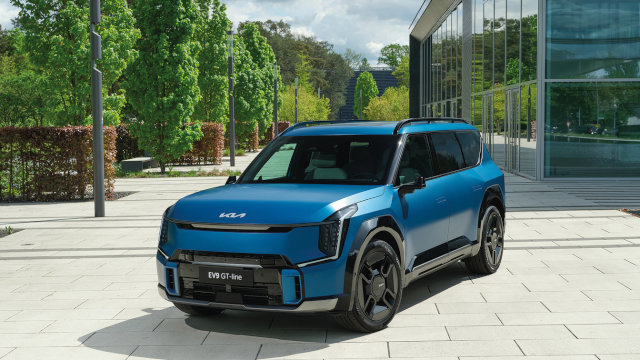 Kia EV9 - widok boczny z przodu